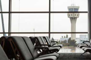Havaalanında bekleme odasında boş sandalyeler