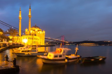 Ortaköy Camii ve Boğaziçi Köprüsü alacakaranlıkta, Türkiye'de Istanbul'da
