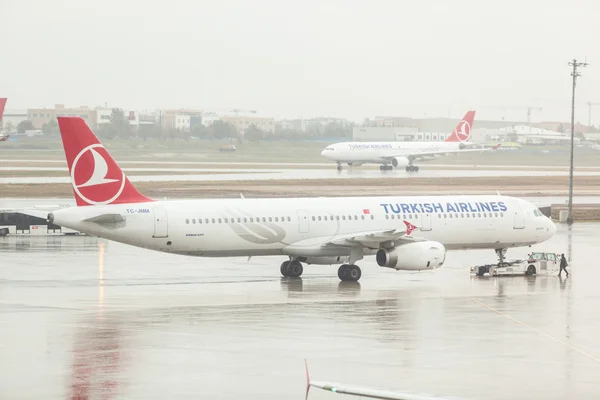 ISTANBUL, TURQUÍA - 30 DE OCTUBRE DE 2014: Aviones de Turkish Airlines — Foto de Stock