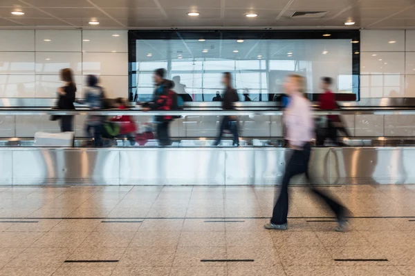 Wazig mensen lopen op luchthaven loopbrug — Stockfoto