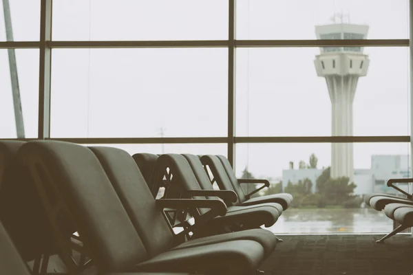 Порожній стільців у кімнаті очікування в аеропорту — стокове фото