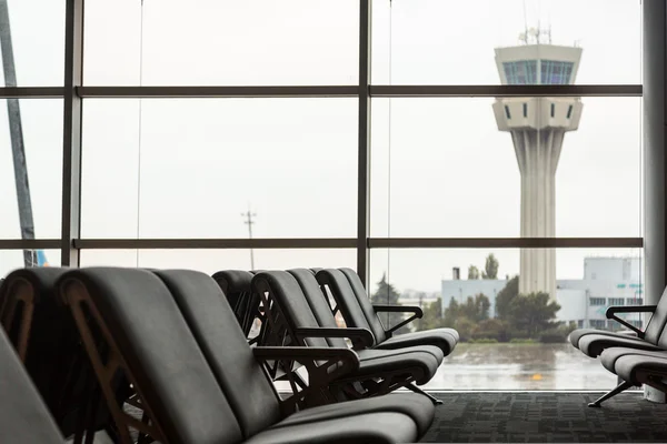 Άδειες καρέκλες σε μια αίθουσα αναμονής στο αεροδρόμιο — Φωτογραφία Αρχείου