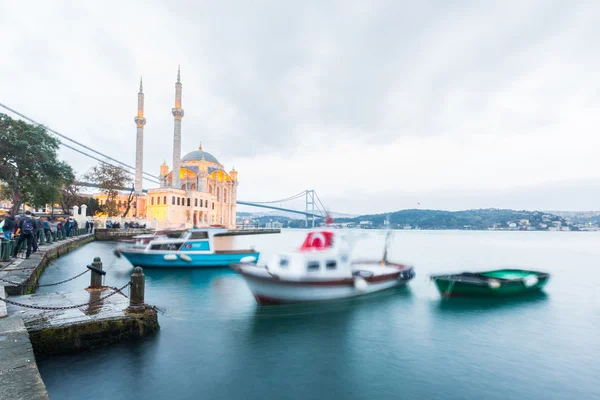 Ortaköy Camii ve Boğaziçi Köprüsü alacakaranlıkta, Türkiye'de Istanbul'da — Stok fotoğraf