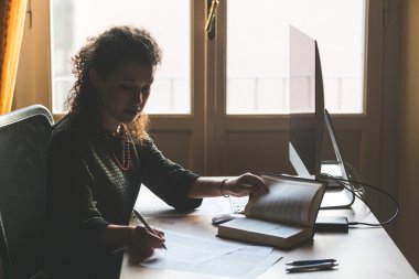 Genç kadın çalışma vasıl ev, küçük ofis