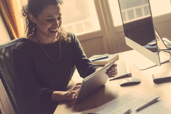 Jeune femme travaillant à la maison, petit bureau — Photo