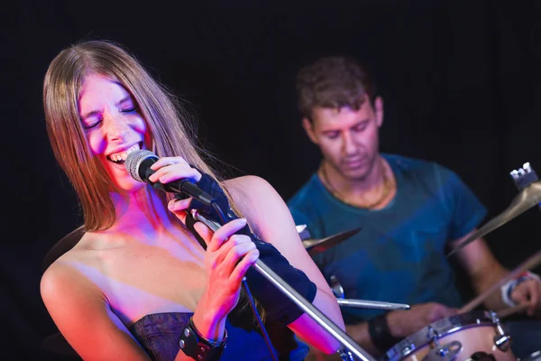 Hombre y mujer tocando y cantando música rock —  Fotos de Stock