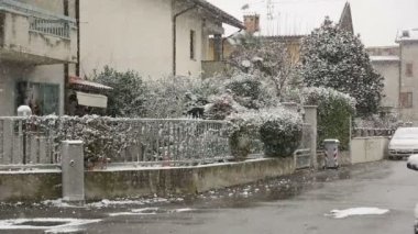 Sokağın ortasında kar