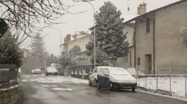 Avluda kar yağıyor.