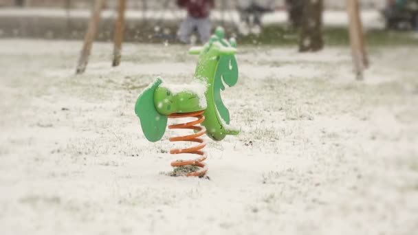 Снег покрывает детскую площадку во дворе — стоковое видео