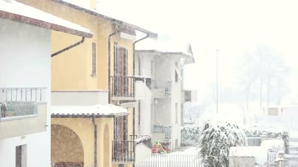 Queda de neve na área residencial — Vídeo de Stock