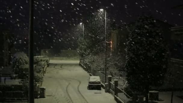 Traffic at night on a street covered, by snow in winter. — Stock Video