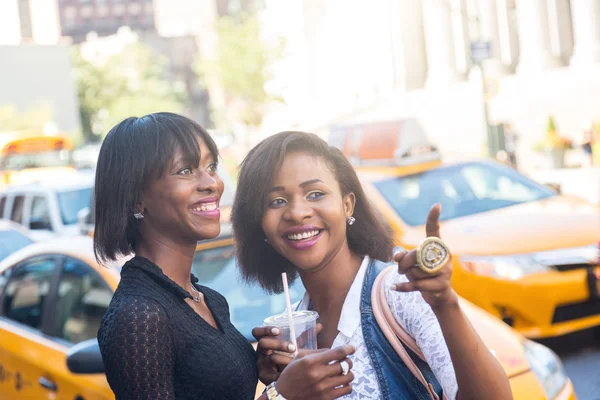 Две чернокожие женщины в Нью-Йорке — стоковое фото