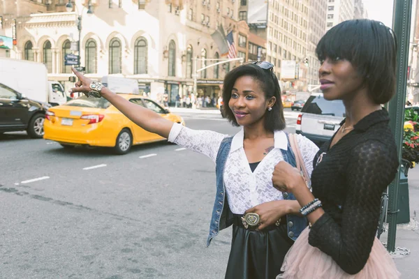 Two Beautiful Black Woman Calling a Taxi in New York — Stock Photo, Image