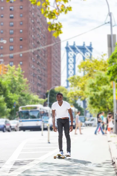 Μαύρο αγόρι πατινάζ με Longboard στο δρόμο — Φωτογραφία Αρχείου