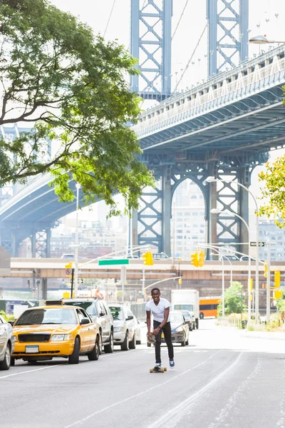 道路にロングボード、スケートは黒の少年 — ストック写真