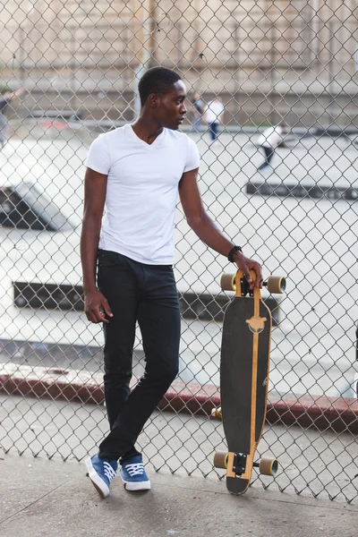 Siyah çocuk parkında longboard ile — Stok fotoğraf