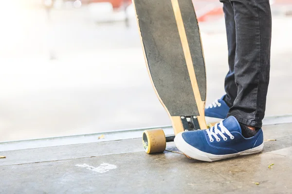 Schwarzer Junge skatet im Park mit Longboard — Stockfoto