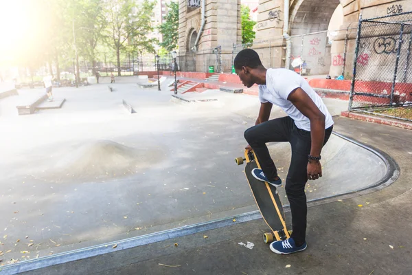 Black Boy bruslení v parku s Longboard — Stock fotografie