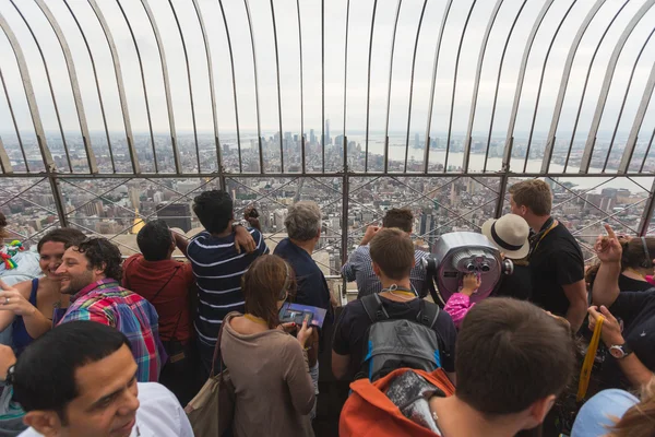 NEW YORK, USA - AUGUST 30, 2014: Tourists on Empire State Buildi — Stock Photo, Image