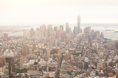 Bulutlu bir günde New York havadan görünümü