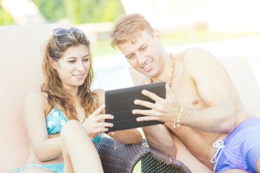 genç bir çift dijital tablet kullanarak tatil
