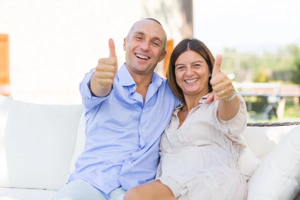 Mature Couple Showing Thumbs Up — Stock Photo, Image