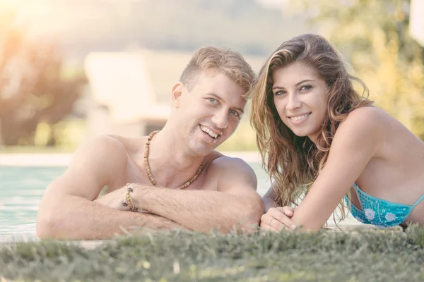 Beautiful Young Couple Next to Swimming Pool — Stock Photo, Image