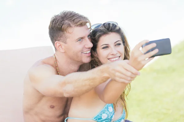 Mladý pár na dovolenou s selfie — Stock fotografie