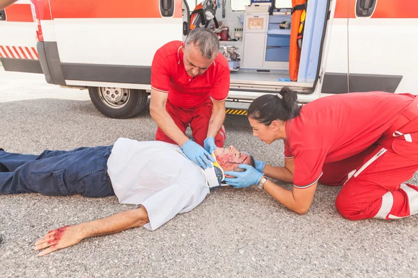 Equipo de rescate proporcionando primeros auxilios —  Fotos de Stock