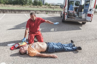 Defibrilatör ile sağlayan ilk yardım doktor