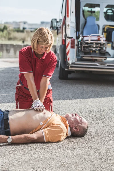 Rescatador practicando masaje cardíaco — Foto de Stock