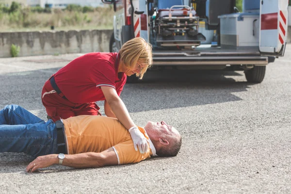 Rescue Team Providing First Aid — Stockfoto