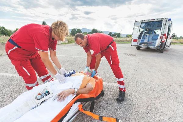 Equipo de rescate proporcionando primeros auxilios — Foto de Stock