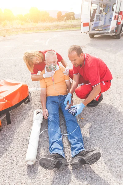 Equipo de rescate proporcionando primeros auxilios — Foto de Stock