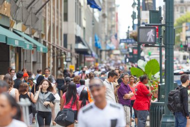 New York, Amerika Birleşik Devletleri - 28 Ağustos 2014: Kalabalık kaldırım 5th Avenue üzerinde 