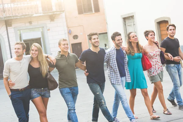 Amici in Piazza della Città — Foto Stock