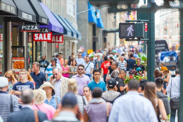 NEW YORK, USA - AUGUST 28, 2014: Crowded sidewalk on 5th Avenue — Stock Photo, Image