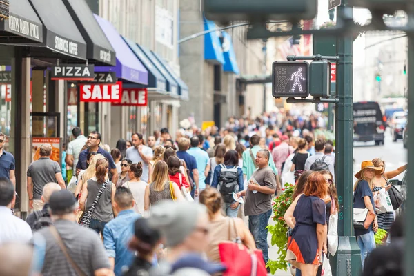 New York, USA - 28. August 2014: Gedrängter Bürgersteig an der 5th Avenue — Stockfoto