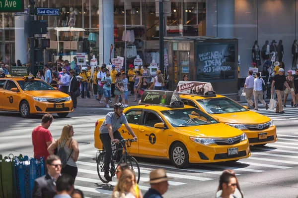 New York, Usa - den 28 augusti, 2014: Trångt 5th Avenue med turist — Stockfoto