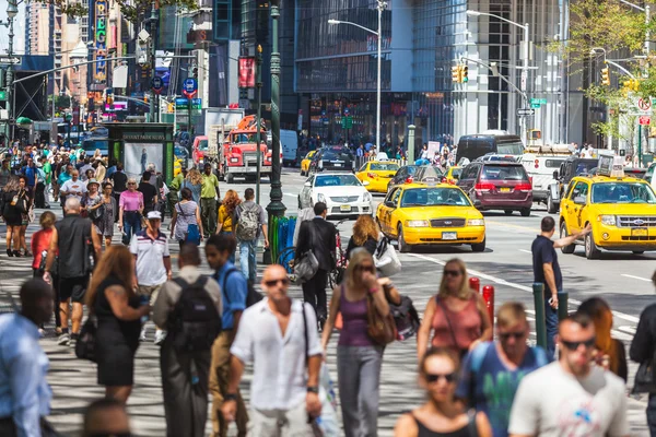 NEW YORK, USA - AUGUST 28, 2014: Crowded 5th Avenue with tourist — Stock Photo, Image