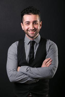 Siyah düz arka plan üzerinde gömlek giymiş genç adam portresi