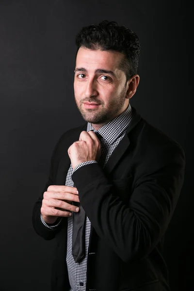 Retrato de jovem vestindo camisa em fundo liso preto — Fotografia de Stock