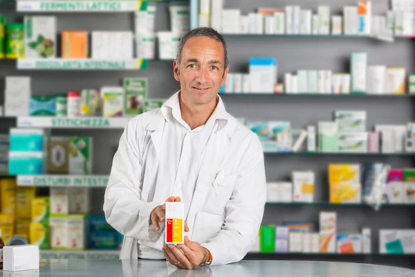 Pohledný muž farmaceut — Stock fotografie