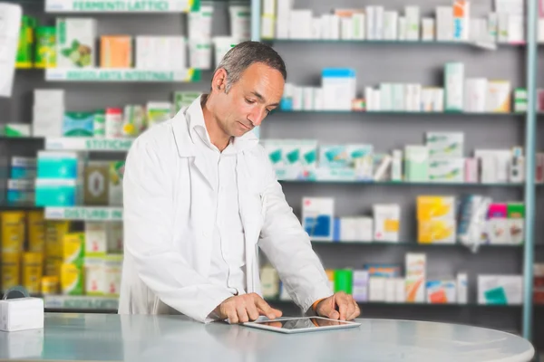 Farmaceut s digitálním tabletu — Stock fotografie