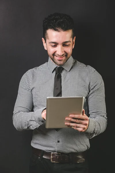 Mann tippt auf digitalem Tablet — Stockfoto