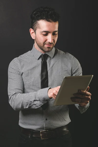 Homem digitando em tablet digital — Fotografia de Stock
