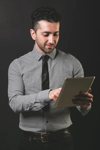 Mann tippt auf digitalem Tablet — Stockfoto