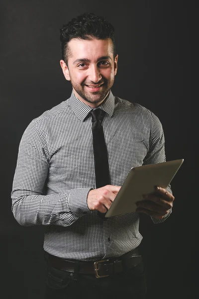 Hombre escribiendo en la tableta digital — Foto de Stock