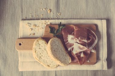 Ekmek ve jambon dilimleri