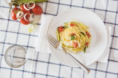 Plaka üzerinde sebzeli spagetti